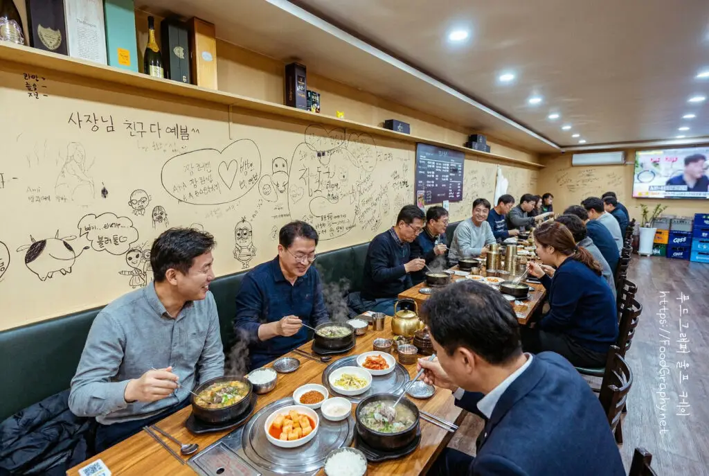비어있는 음식점 인테리어 사진 촬영후에 AI 편집으로 손님을 가득 채운 식당 사진