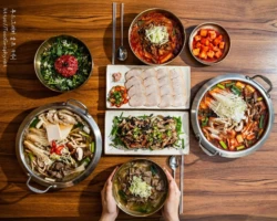 식당의 대표 메뉴들을 모아 상차림 컷을 촬영. 네이버 플레이스의 대표 이미지용 탑뷰 사진 촬영.