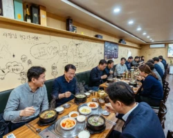 비어있는 음식점 인테리어 사진 촬영후에 AI 편집으로 손님을 가득 채운 식당 사진