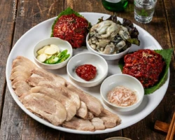AI를 활용한 음식 사진 편집. 굴보쌈 사진 촬영 후 소주와 젓가락, 아늑한 느낌의 나무 고재 패널로 배경 교체.