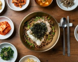 AI를 활용하여 들기름 막국수 음식 사진의 배경을 변경한 탑뷰 컷. 프리랜서 음식 사진 작가 울프 케이.