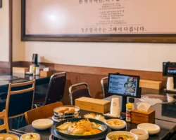 음식과 인테리어가 더해져 공간의 분위기를 표현하는 음식점의 사진 촬영