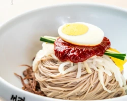 평양냉면 전문 음식점 서령의 비빔냉면 음식사진 촬영 결과물