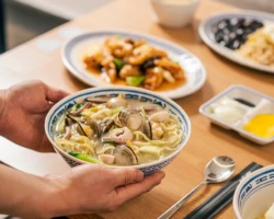 백짬뽕을 손으로 서빙하는 중국 음식점의 테이블 음식 사진 촬영